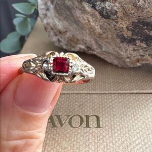 Vintage Avon 1991 Antiqued GoldPlated Juliette Ring w Ruby Red Accent SIZE 8 262